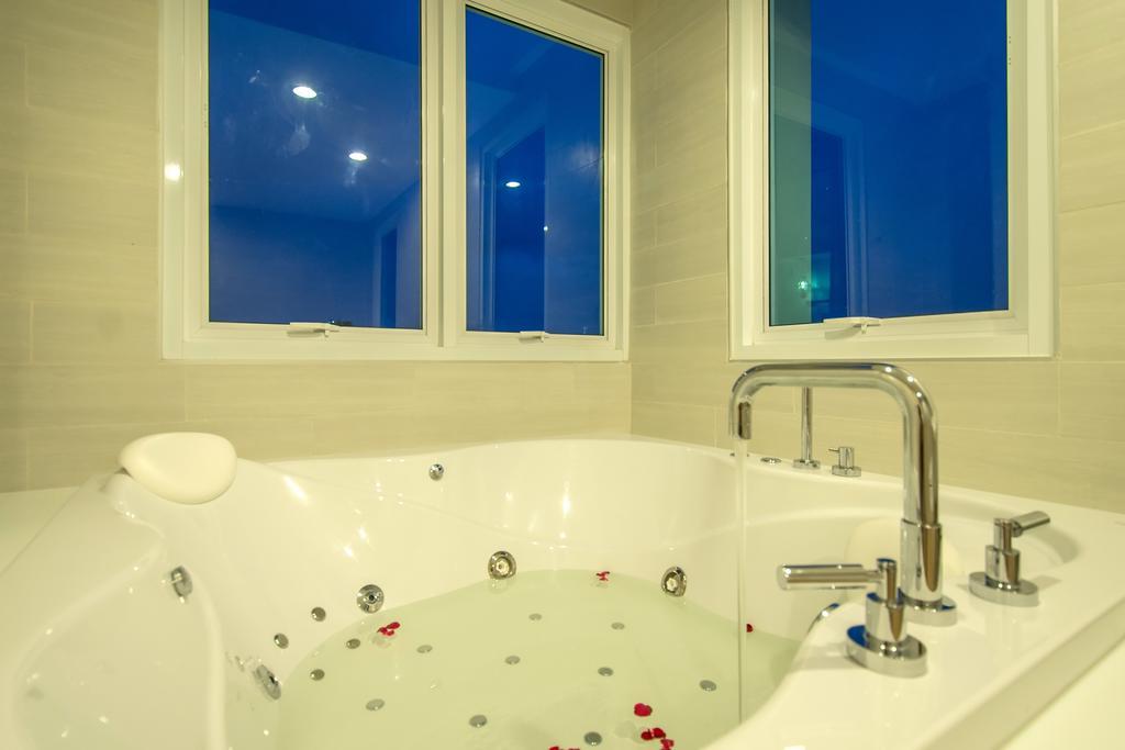 Prachuap Grand Hotel Прачуап Кири Кан Стая снимка