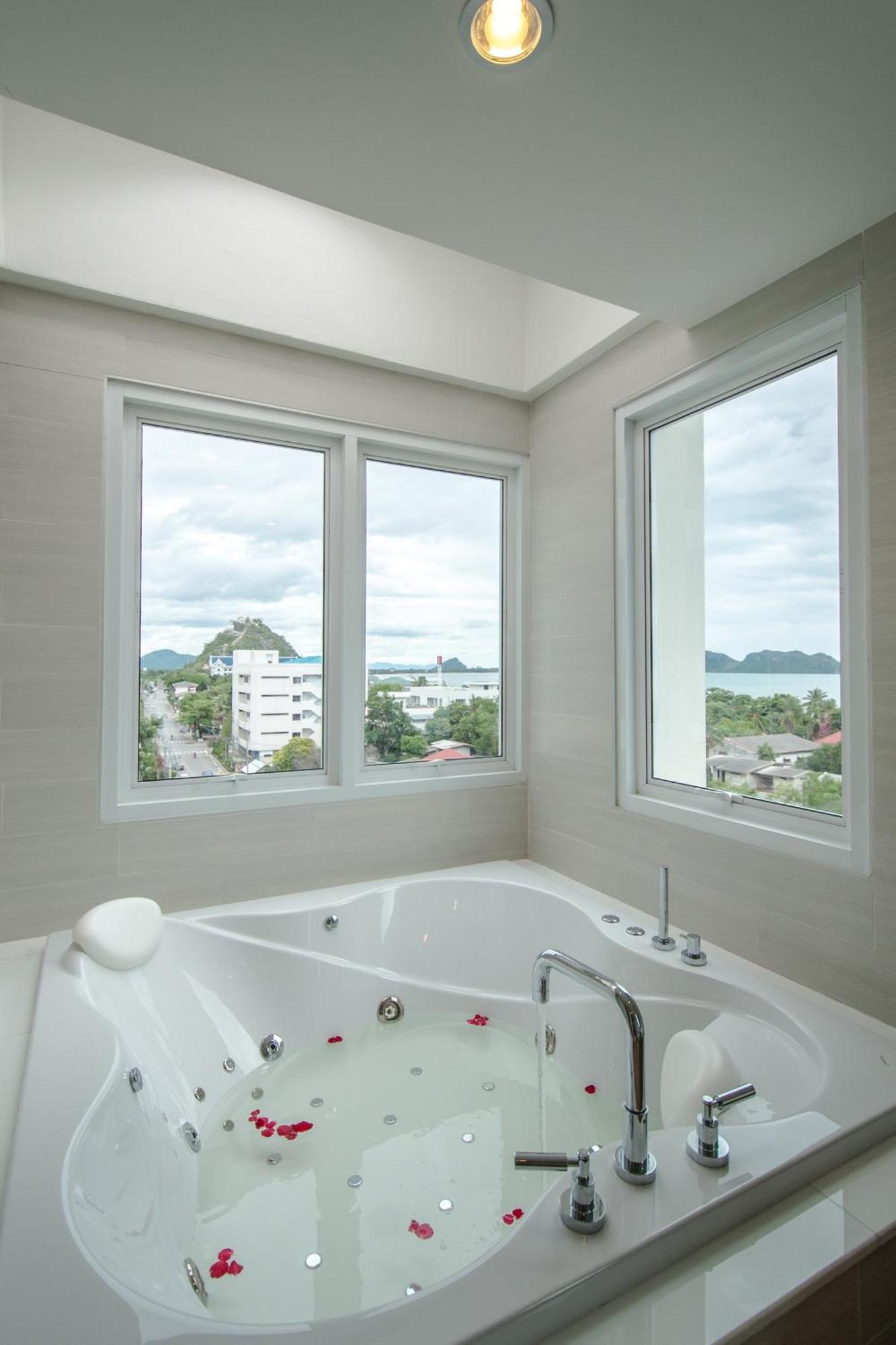 Prachuap Grand Hotel Прачуап Кири Кан Стая снимка