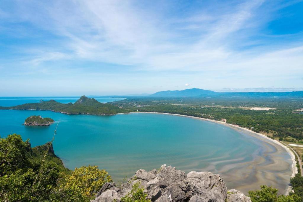 Prachuap Grand Hotel Прачуап Кири Кан Екстериор снимка