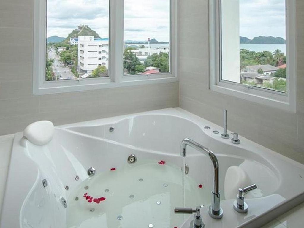 Prachuap Grand Hotel Прачуап Кири Кан Екстериор снимка
