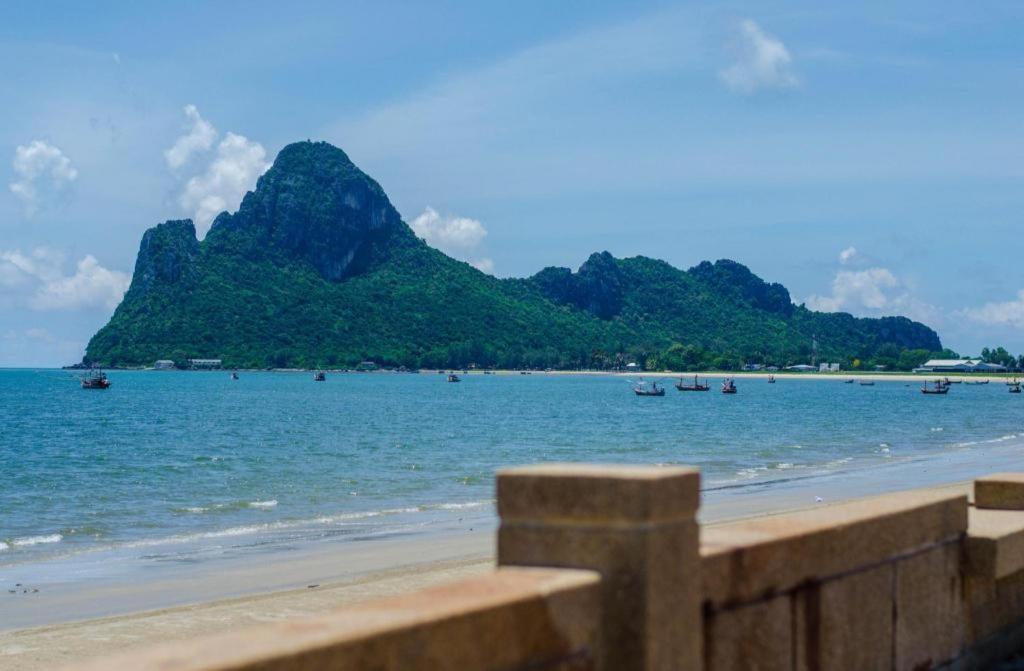 Prachuap Grand Hotel Прачуап Кири Кан Екстериор снимка
